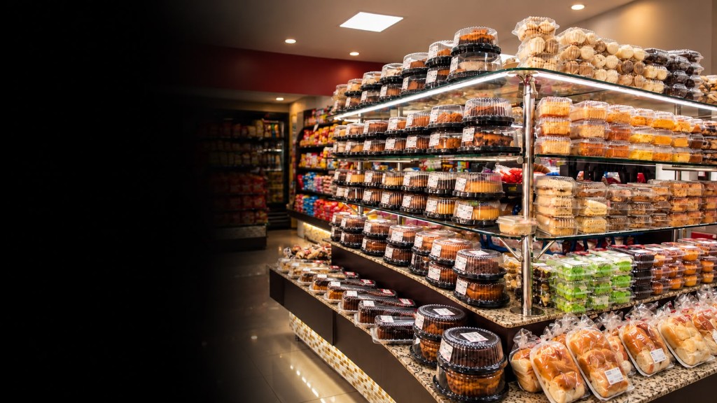 Vitrine iluminada com bolos, doces embalados e produtos de padaria e mini mercado